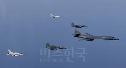 한미연합 비행훈련을 하는 한국과 미국의 폭격기. 사진=국방홍보원