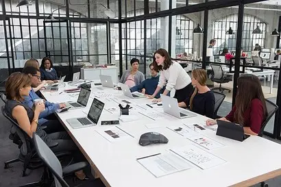 미국 경제전문지 포브스(Forbes)가 ‘세계 최고의 직장(Global2000: World’s Best Employers)’ 500대 기업 순위를 발표했다. 국내 18개가 포함됐다. 사진=영화 ‘인턴’ 스틸컷