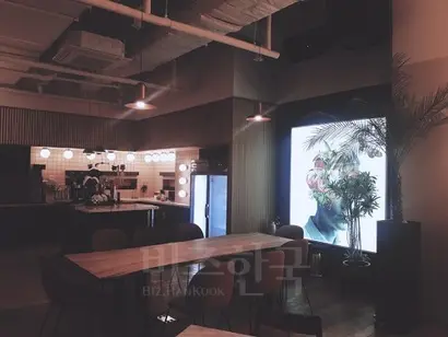 삼성역에 위치한 위워크 지하 라운지. 사진=위워크