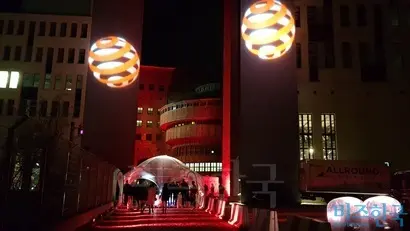 애프터파티인 ‘디자이너스 나이트’가 열린 이워크 베를린(E-Werk Berlin). 벽에 강한 로고 조명을 쏴서 환상적인 분위기를 연출했다. 사진=봉성창 기자