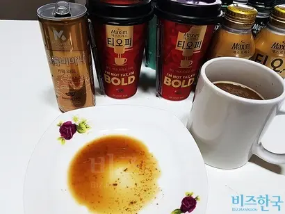 ‘비즈한국’이 동서식품 캔커피에서 부유물이 나오는지 직접 확인해본 결과, 맥스웰하우스 캔커피 5종에서는 모두 부유물이 나왔다. 반면 프리미엄 캔커피 티오피(T.O.P)에서는 부유물이 발견되지 않았다. 사진=유시혁 기자