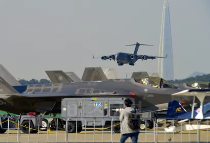 F-35A ‘라이트닝Ⅱ’ 스텔스 전투기는 비행은 없었지만 아시아에서 열린 에어쇼에 최초 참가했다는 점에 큰 의미가 있다. 사진=미 공군