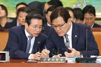 최종구 금융위원장(오른쪽)이 국회 정무위원회에서 열린 금융위원회 국정감사에서 금융위 부위원장(왼쪽)과 이야기를 나누고 있다. 사진=박은숙 기자