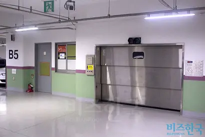 노면주차장 자리가 비었음에도 카카오주차 예약자는 기계식을 사용하도록 하고 있다. 사진=박현광 인턴기자