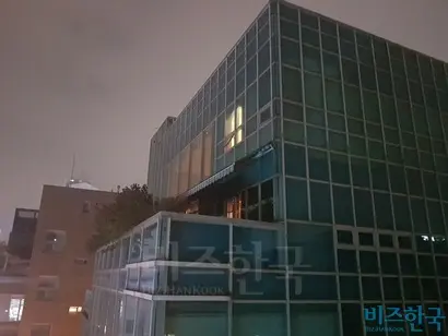 지난 11월 7일, 정유라 씨의 근황을 알아보기 위해 최순실 씨가 소유한 강남구 신사동의 미승빌딩을 찾았다. 이날 미승빌딩의 6층과 7층에는 불이 켜져 있었다. 사진=유시혁 기자