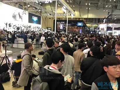 사진을 찍는 사람들을 제지할 수는 없지만, 어느 정도의 동선 정리는 필요하다는 지적이 나온다. 사진=이세윤 디자이너