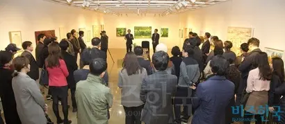 8일 ‘한국미술응원 프로젝트 Vol.2’ 전시회 개막식에는 관람객과 작가들이 참석해 성황을 이뤘다. 사진=이종현 기자