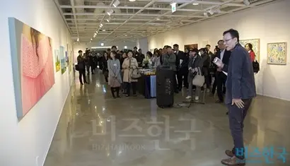 ‘한국미술응원 프로젝트 Vol.2’ 전시회 개막식에서 작품을 설명하고 있는 전준엽 비즈한국 아트에디터. 사진=이종현 기자