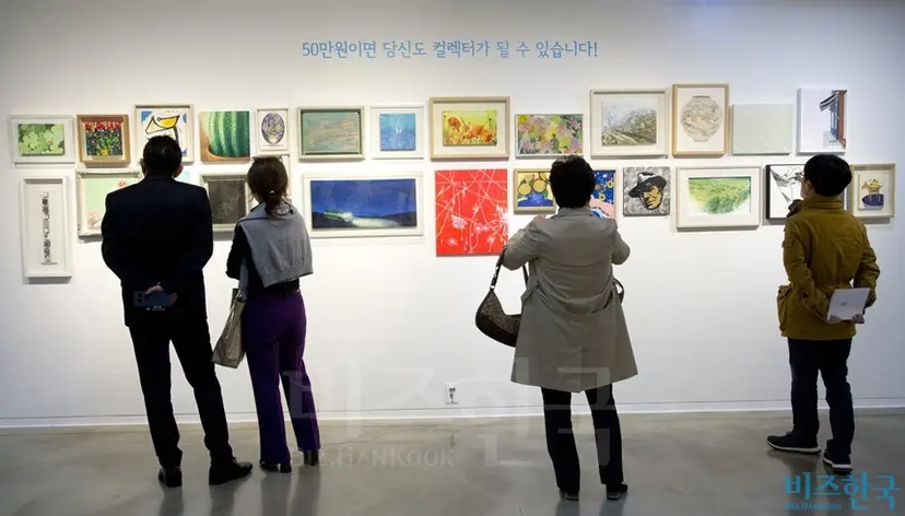 ‘한국미술응원 프로젝트 Vol.2’ 50만 원 소품전을 보고 있는 관람객들. 사진=이종현 기자