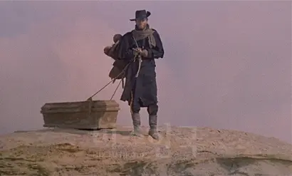 영화 ‘장고’ 스틸 컷. 주인공 장고가 관을 끌고 있다.