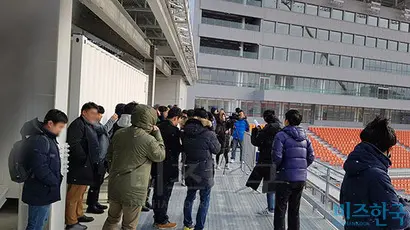 늦가을임에도 평창의 날씨는 혹독했다. 조직위 관계자의 설명을 듣는 기자들의 옷차림이 이를 말해준다. 사진=우종국 기자