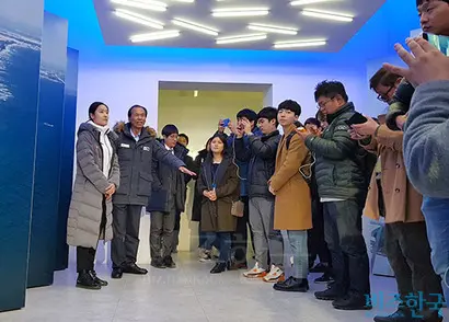강원도는 평창 동계올림픽 준비를 위해 한창이다. 평창 동계올림픽 홍보관에서 기자단을 맞이하는 최문순 강원도 도지사. 사진=우종국 기자
