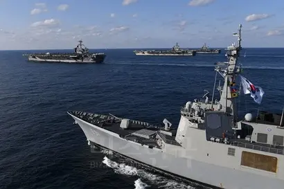 핵추진 항공모함 3척은 150여 대의 전투기를 운용할 수 있으며, 항공모함 외에 순양함과 구축함 그리고 잠수함이 동행하는 걸 고려했을 때 1000여 발의 토마호크 순항미사일을 발사할 수 있다. 사진=해군