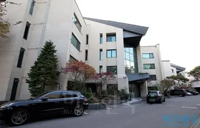 신동빈 롯데 회장이 소유한 한남동 주택. 이 일대는 갈룡음수형의 명당이나, 인근에 대형공사가 진행 중이라 길흉이 달라지고 말았다. 공사가 완공될 때까지는 롯데의 위기가 계속될 것으로 판단된다. 사진=이종현 기자