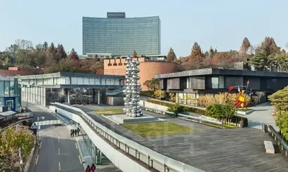 남산에서 그랜드하얏트호텔로 이어지는 능선을 따라 지맥이 내려오는데, 이 지맥이 주맥이라 삼성미술관 리움 터가 영구음수형(靈龜飮水形)의 명당이 된다. 한남동에서 최고의 명당이라 할 수 있다. 사진=삼성미술관 리움 홈페이지