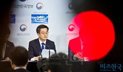 김동연 부총리 겸 기획재정부 장관은 14일 국회 기획재정위원회 전체회의에 참석해 “올해 (세수가) 260조 원을 조금 넘을 가능성이 있다”며 “초과 세수 사용에 대해서는 많은 고민을 하고 있다”고 밝혔다. 사진=최준필 기자