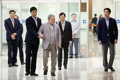2014년 4월 17일 이건희 삼성 회장이 김포공항을 통해 귀국하고 있다. 이는 5월 10일 심근경색으로 쓰러진 이 회장의 공개석상에서의 마지막 모습이 됐다. 사진=연합뉴스