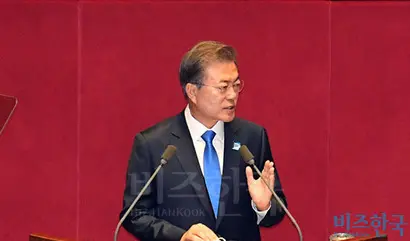 문재인 대통령은 1일 국회에서 가진 2018년도 예산안 시정연설에서 “4차산업혁명의 핵심·융합기술 개발을 위해 총 1조 5000억 원을 투자하겠다”고 밝혔다. 사진=국회사진공동취재단