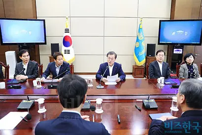 문재인 대통령이 4일 오후 청와대 여민1관 소회의실에서 수석·보좌관 회의를 주재하고 있다. 사진=청와대