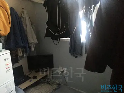 C 씨는 인터뷰 내내 좁은 방으로 초대해 미안하다는 말을 했다. 사진=이종용 인턴기자