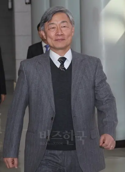지난 7일 감사원장 후보에 지명된 최재형 사법연수원장이 원장실을 나서고 있다. 사진=연합뉴스