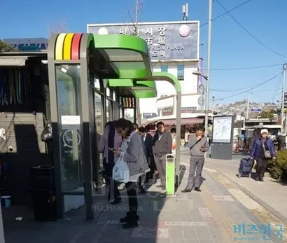 여성 흡연자에게는 유독 가혹한 시선이 쏟아지곤 한다. 동대문 두산타워 앞 흡연구역. 사진=구예지 인턴기자