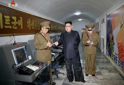 전략군사령부를 시찰하는 김정은. 사진=KCNA