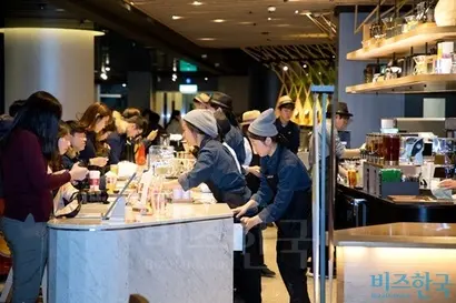 스타벅스 더종로점은 커피포워드, 티바나 인스파이어트 콘셉트를 갖춘 특화 매장으로, 리저브 원두 음료와 티바나 전용 음료를 한 자리에서 맛볼 수 있다.  사진=박정훈 기자