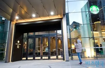 스타벅스는 일회용컵 사용에 따른 환경 오염 문제에 대해 고민을 하지 않은 듯 일회용컵을 기본잔으로 활용하고 있다. 사진=박정훈 기자