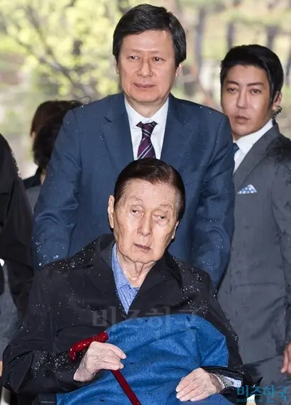 신동주 전 부회장은 19일 입국하며 “나와 아버지는 잘못이 없다”고 선을 긋고 “동생이 모든 잘못을 저질렀다”며 결백을 주장했다. 지난 4월 ‘롯데그룹 오너일가 비리’ 1차 공판을 위해 법정으로 향하고 있는 신격호·신동주 부자. 사진=최준필 기자