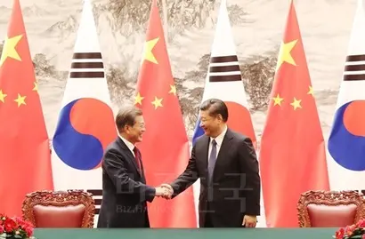 문재인 대통령 방중 이후 단체 관광에 대한 제재가 풀릴 것이라는 기대가 커졌지만, 단체비자 발급이 거절되는 등 달라진 것이 별로 없다는 것이 여행업계의 반응이다. 사진=청와대공동기자단