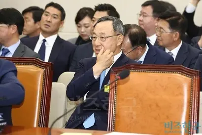 지난 10월 30일 국회에서 열린 과학기술정보방송통신위원회 종합 국정감사에 출석한 황창규 KT 회장이 증인석에 자리하고 있다. 사진=박은숙 기자