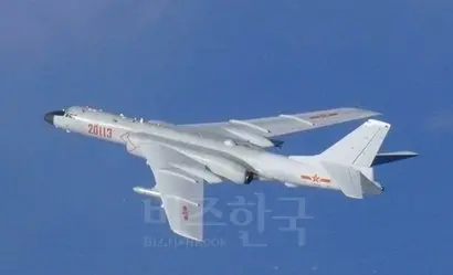 홍-6K는 중국군의 최신예 폭격기로 작전반경은 1800km에 달하고, 최대 사거리 2500km인 중국판 토마호크 창젠-20 순항미사일 6발을 장착할 수 있다. 사진=일본 항공자위대