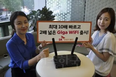 기가인터넷과 IPTV를 설치할 경우 라우터와 IPTV 셋톱은 필수 장비지만, 사진 속 안테나가 있는 기가와이파이 장비는 필요에 따라 선택하면 된다. 사진=SK브로드밴드 제공