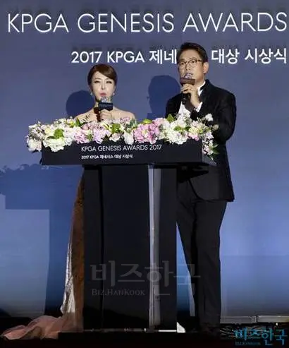 ‘2017 KPGA 제네시스 대상 시상식’ 진행을 맡은 정성규 JTBC 아나운서와 김미영 JTBC골프 아나운서. 사진=박정훈 기자