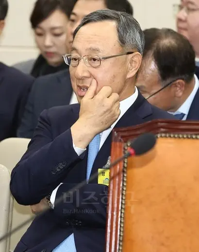 지난 10월 30일 국회에서 열린 과학기술정보방송통신위원회 종합 국정감사에 출석한 황창규 KT 회장이 증인석에 자리하고 있다. 사진=박은숙 기자