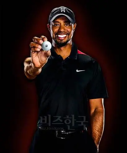 세계적인 골퍼 타이거 우즈는 브리지스톤골프의 TOUR B330S 골프볼을 사용하고 있다. 티샷에서 적정한 탄도와 스핀으로 샷거리를 많이 낼 뿐만 아니라 러프와 그린 주변에서 안정된 스핀 성능을 발휘해 악조건에서도 샷을 컨트롤 할 수 있도록 개발된 3피스 골프볼이다. 사진=석교상사 제공