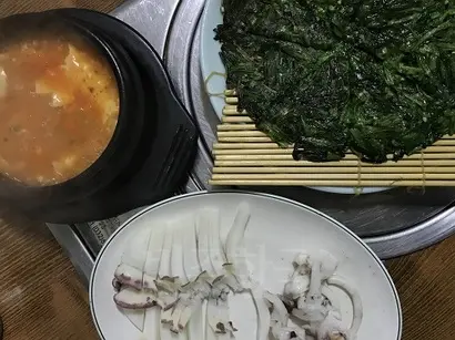 대표 메뉴인 부추전에 갑오징어 하나를 더 주문했을 뿐인데 순두부찌개가 따라 나왔다. 사진=이해림 제공