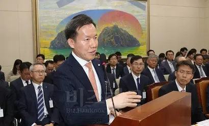 초대형 IB 진출에 사활을 건 증권사들의 계획이 차일피일 미뤄지고 있다. 최현만 미래에셋대우 부회장이 2017년 10월 19일 국회에서 열린 정무위원회 국정감사에서 의원들의 질의에 답변하고 있다. 사진=연합뉴스