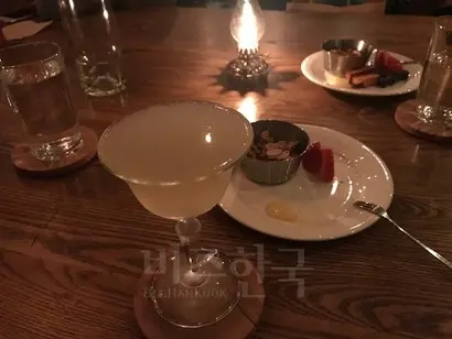 디스틸에서 안내한 칵테일 미각의 세계. ‘더 라스트 워드’는 진에 허브 리큐르, 체리 리큐르, 라임 주스 등이 들어가 다채로운 맛을 낸다. 단맛과 신맛과 허브향을 좋아하는 지인에게 딱 맞는 칵테일인 셈. 사진=이해림 제공