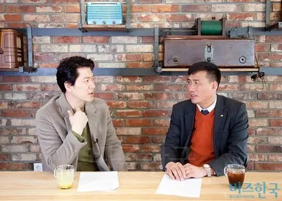 서울 종로구 삼청동 한 카페에서 영화 ‘1급비밀’ 주연 배우 김상경과 영화의 실제인물인 김영수 전 해군소령(현 국방권익연구소 소장)이 만났다. 사진=박정훈 기자