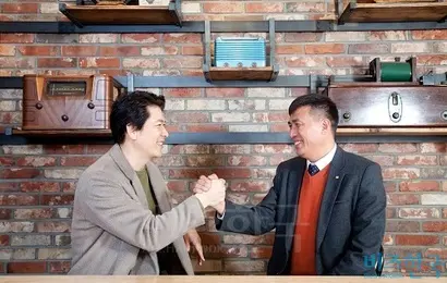 서울 종로구 삼청동 한 카페에서 영화 ‘1급비밀’ 주연 배우 김상경과 영화의 실제인물인 김영수 전 해군소령(현 국방권익연구소 소장)이 만났다. 사진=박정훈 기자
