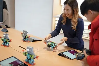 애플스토어의 상징인 지니어스는 판매보다 제품을 소비자에게 잘 알리고 이해시키는 역할을 맡는다. 사진=최호섭 제공