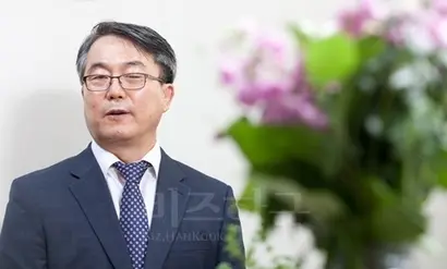 문재인 대통령이 신고 있는 수제구두 아지오 대표. 사진=박정훈 기자