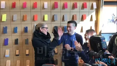 전 세계 애플스토어 사업을 총괄하는 안젤라 아렌츠 애플 리테일 총괄 사장(왼쪽)도 가로수길점 오픈 행사에 참석했다. 사진=봉성창 기자