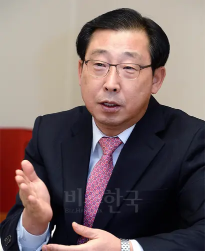 박한우 기아자동차 사장은? 1958년 1월 29일생. 단국대학교 경영학 석사. 현대자동차 인도법인 이사·상무. 2008년 현대자동차 인도법인 전무. 2009년 현대자동차 인도법인장(부사장). 2012년 기아자동차 재경본부장(부사장). 2014년 기아자동차 재경본부장(사장). 2014년 기아자동차 대표이사 사장. 사진=기아자동차
