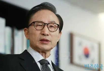 이명박 전 대통령이 자동차 부품업체 다스의 실소유주 의혹에 휩싸였다. 지난 17일 기자회견장에 모습을 드러낸 이명박 전 대통령의 모습. 사진=박정훈 기자