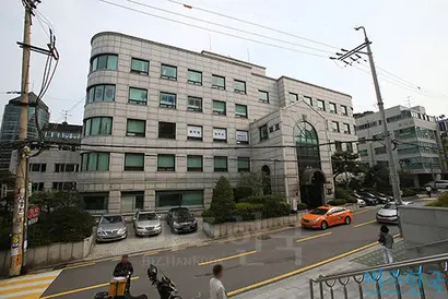 서울 서초동의 영포빌딩은 풍수적으로 검찰청사의 기세에 눌릴 수밖에 없는 위치다. 사진=박은숙 기자