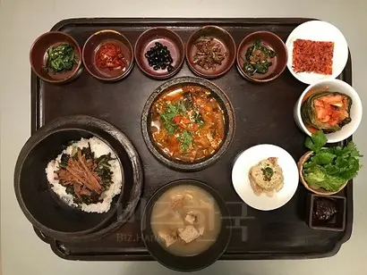 본식. 펀치볼 시래기 장조림 밥에 도치김치찌개, 개복치 탕국을 곁들이고, 가덕도에서 잡힌 대구살에 냉이와사비소스를 올렸다. 반찬으로는 산상추 나물, 창란젓, 쥐눈이콩자반, 멸치볶음, 유채나물, 뱅어포, 배추김치와 배추, 쑥갓 어린 잎, 오징어고추장을 함께 낸다. 사진=이해림 제공
