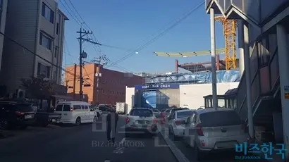 H 호텔 건너편에는 15층 높이의 KD운송그룹 사옥이 건설 중이며, 이르면 연내 완공될 예정이다. 사진=봉성창 기자